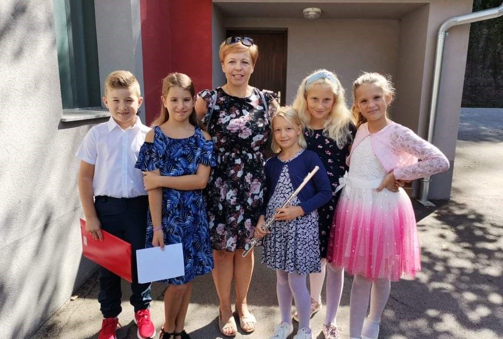 Nastop učencev ob srečanju starejših krajanov Brestanice